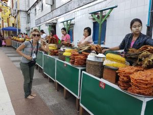 Venditrici di pesce essiccato, snack tradizionali e riso al cocco nei pressi della Golden Rock, in Myanmar.