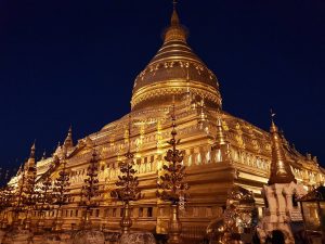 La Pagoda Shwedagon illuminata dopo il tramonto a Yangon, il tempio buddhista più importante del Myanmar.
