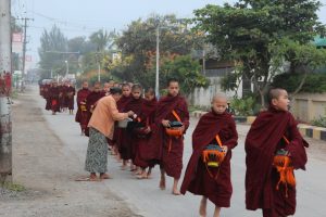 Fedeli offrono riso ai monaci buddhisti durante la tradizionale questua mattutina