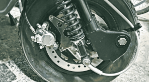 Dettaglio del freno a disco anteriore installato sulla Lambretta Xena per aumentare sicurezza e affidabilità nei lunghi viaggi.