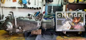 Motore Mugello 225 sul banco da lavoro durante la preparazione di lambretta per affrontare lungo viaggio