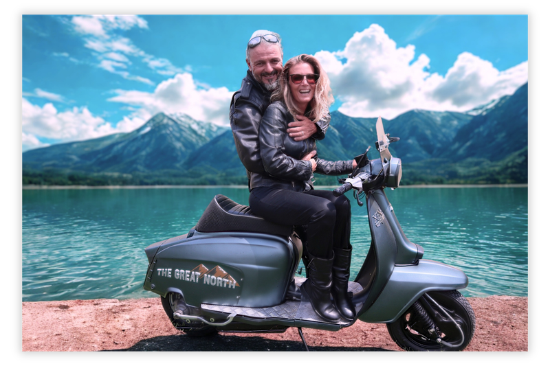 Filippo e Francesca con Xena, la loro Lambretta del 1965, in riva al lago