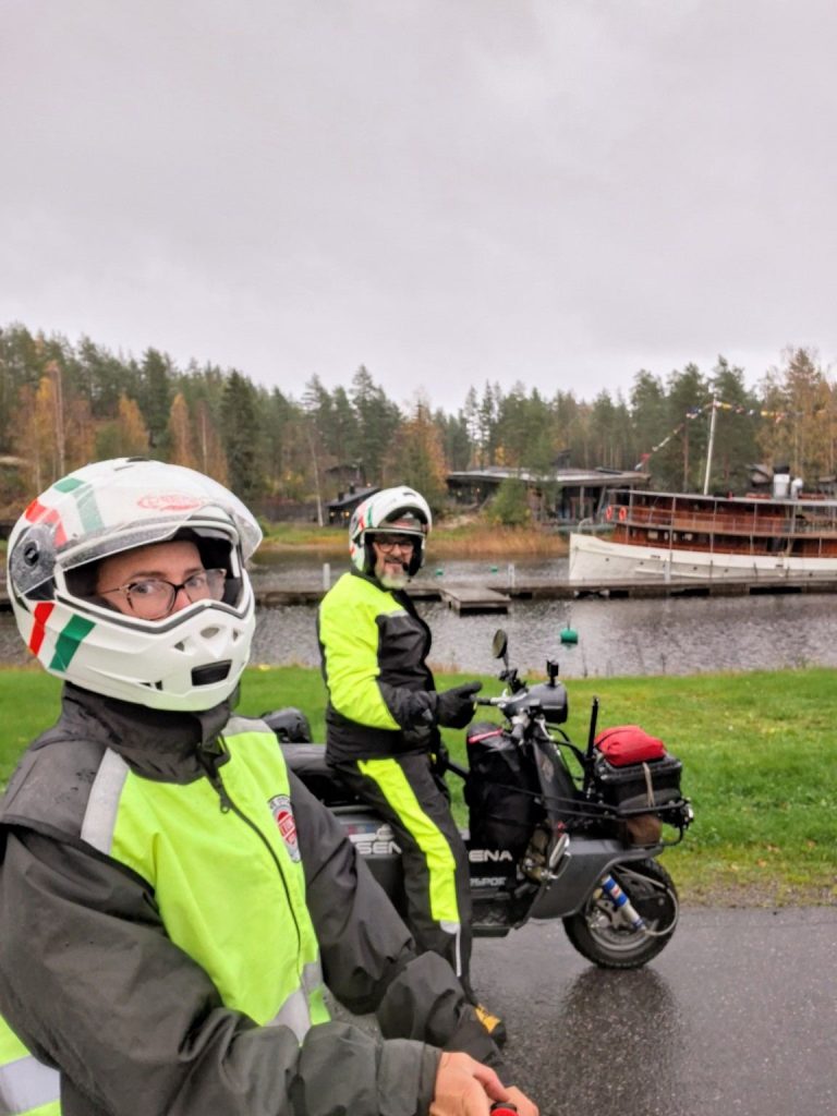 Fili e Fra con la Lambretta Xena davanti al lago del Järvisydän Resort, nella regione dei laghi finlandesi.