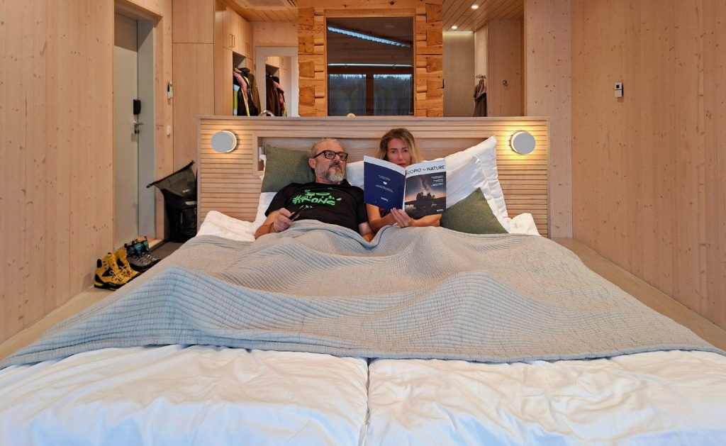 Fili e Fra nella suite del Bella Lake Resort a Kuopio, in Finlandia, tra arredi in legno e dettagli dal design nordico.