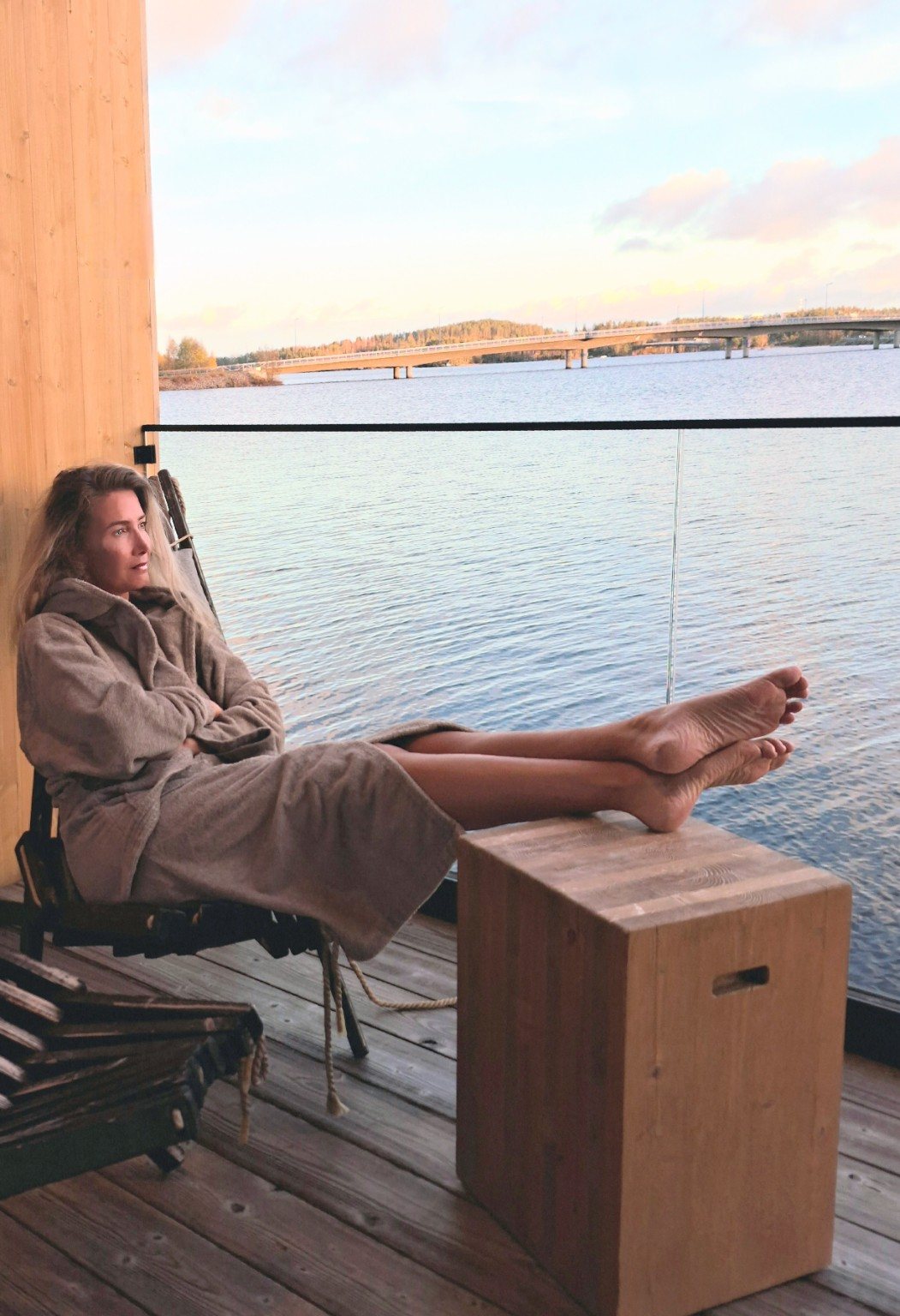 Relax sulla terrazza privata del Bella Lake Resort a Kuopio, in Finlandia, con vista sul lago Kallavesi.
