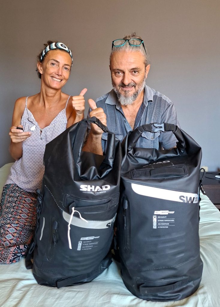 Fili e Fra mostrano le due borse impermeabili SHAD scelte per trasportare abbigliamento dotate di bretelle per il trasporto a spalla.