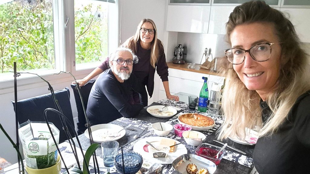 Filippo e Francesca a tavola con l'amica Yana nella sua casa a Helsinki, durante il viaggio The Great North in Lambretta.