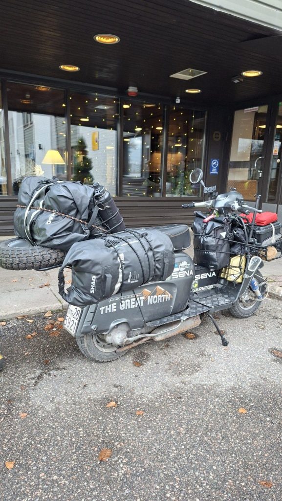 Lambretta Xena carica di bagagli parcheggiata davanti all'ingresso dell'hotel a Kouvola, in Finlandia.