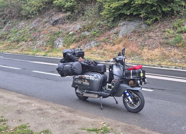configurazione della lambretta pronta per il viaggio con tutti i bagagli fissati