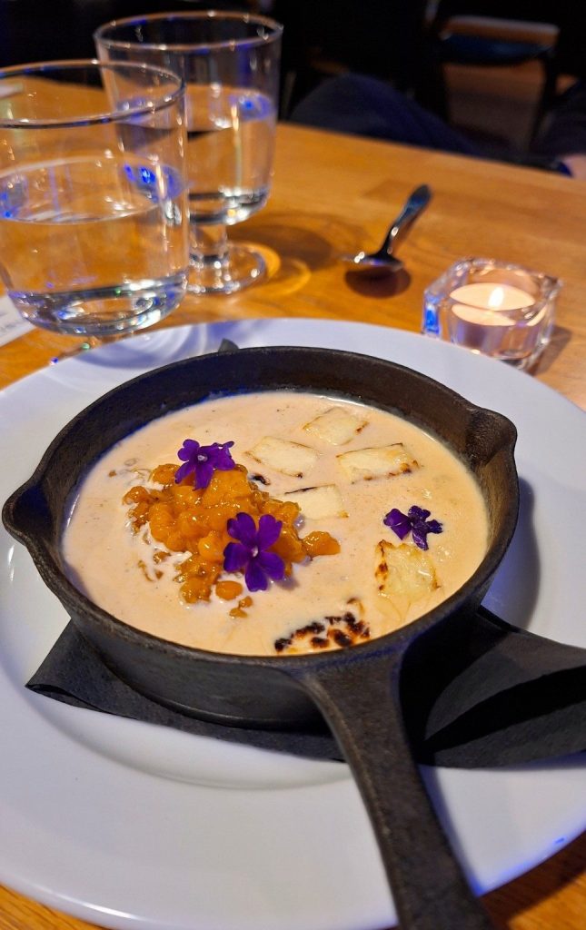 Dolce finlandese con formaggio lappone, crema alla vaniglia e frutti di bosco, servito al ristorante Saana di Kuopio.