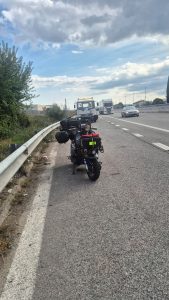 Lambretta carica di bagagli ferma a bordo strada vicino Perugia dopo un guasto allo statore durante The Great North.