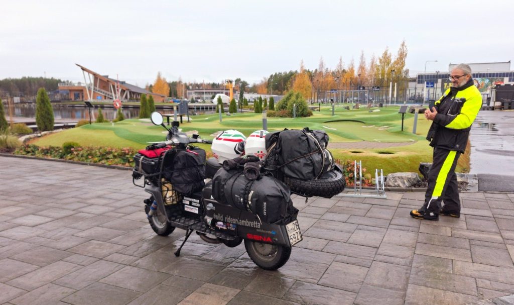 Lambretta Xena carica di bagagli parcheggiata all'arrivo al Bella Lake Resort di Kuopio, in Finlandia, durante il viaggio The Great North.