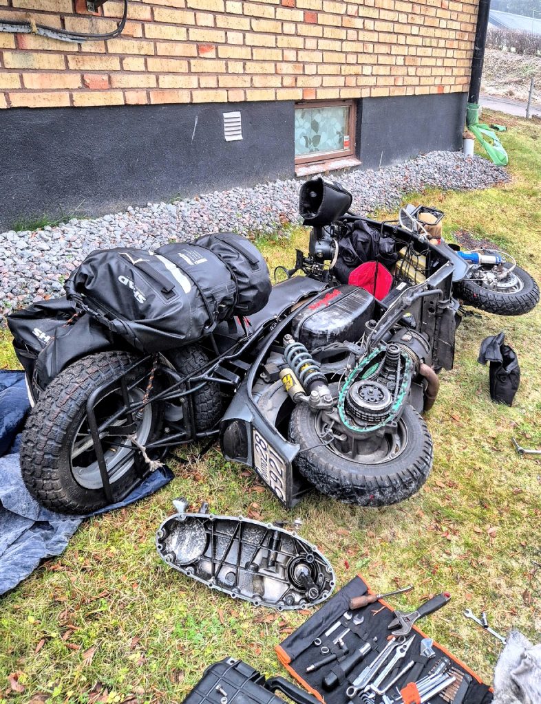 Lambretta Xena sdraiata su un fianco con carter smontato e frizione esposta durante una riparazione a Kiruna, in Lapponia svedese.